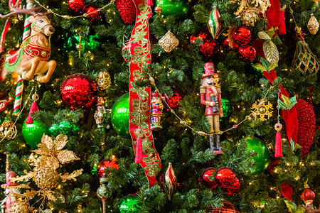 大圣诞树装饰着明亮图片