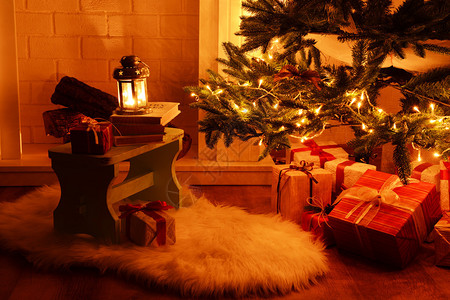 房间壁炉旁的圣诞树图片
