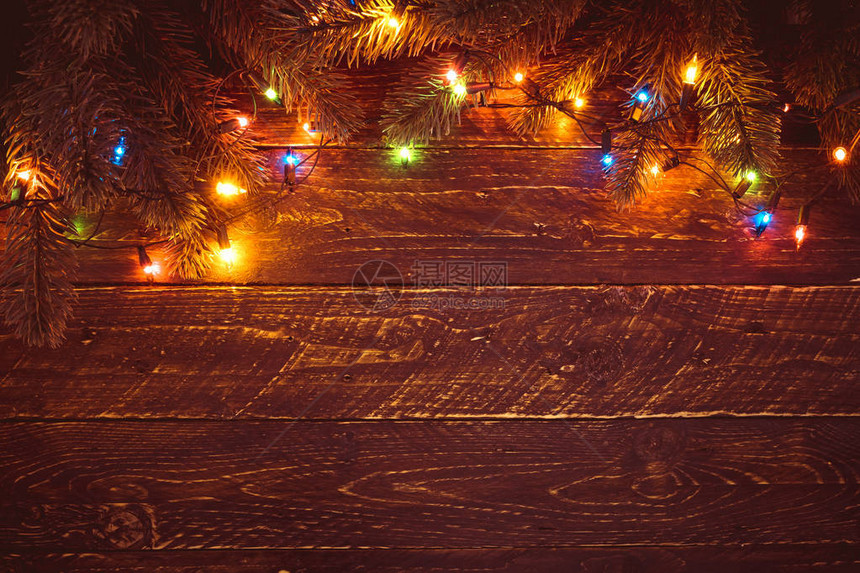 圣诞树和丰富多彩的灯泡图片