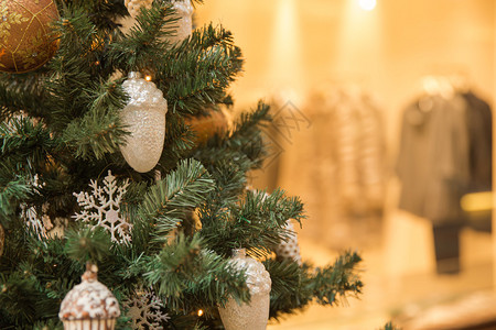商场内优雅的圣诞树图片