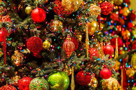 圣诞树上装饰着五彩缤纷的装饰品近景图片