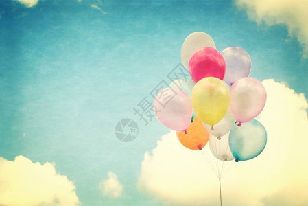 古老的心脏气球蓝色天空上色彩多的爱情概念在夏天和情人图片