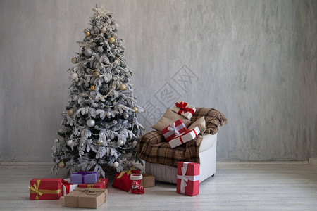 圣诞树带礼物花环点亮冬天图片