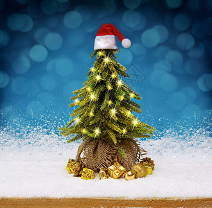 装饰精美的圣诞树下有许多礼物图片