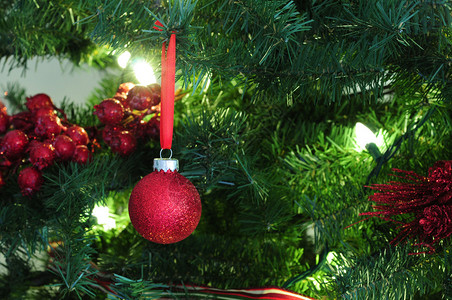 节日装饰圣诞树上装饰品的特写图片