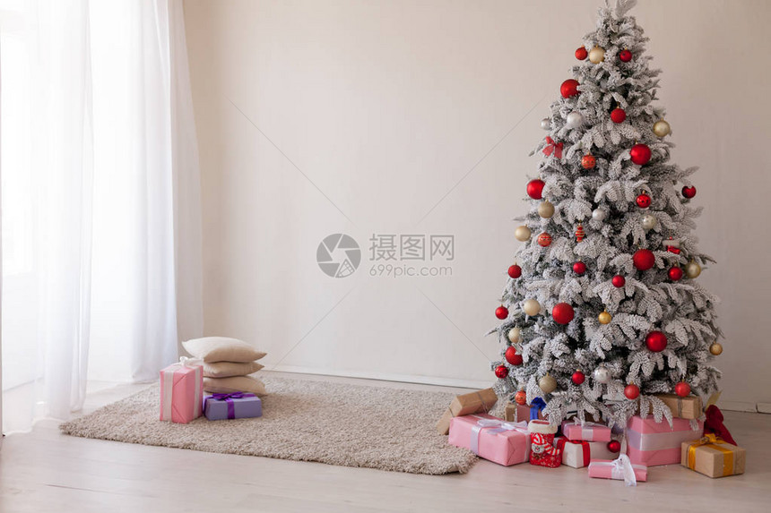 圣诞树与红色玩具冬天图片