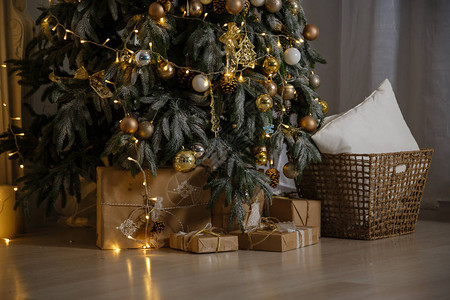 用各种礼物装饰圣诞树圣诞节和庆祝活动节日圣诞节场景圣诞树图片