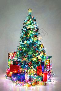 装饰圣诞树的灯光多彩图片