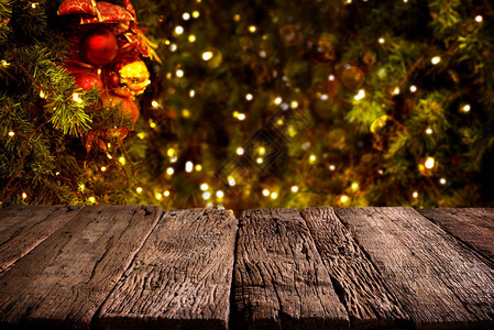 圣诞树圣诞背景模糊松树上挂着图片