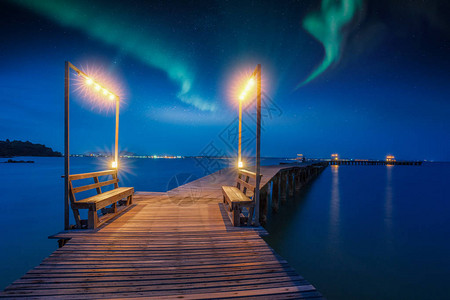 上木桥上的北极光和夜空图片