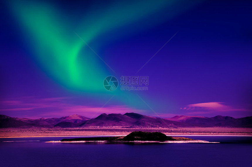 湖上的北极光图片