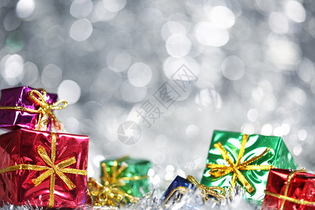 银色圣诞背景与礼物图片