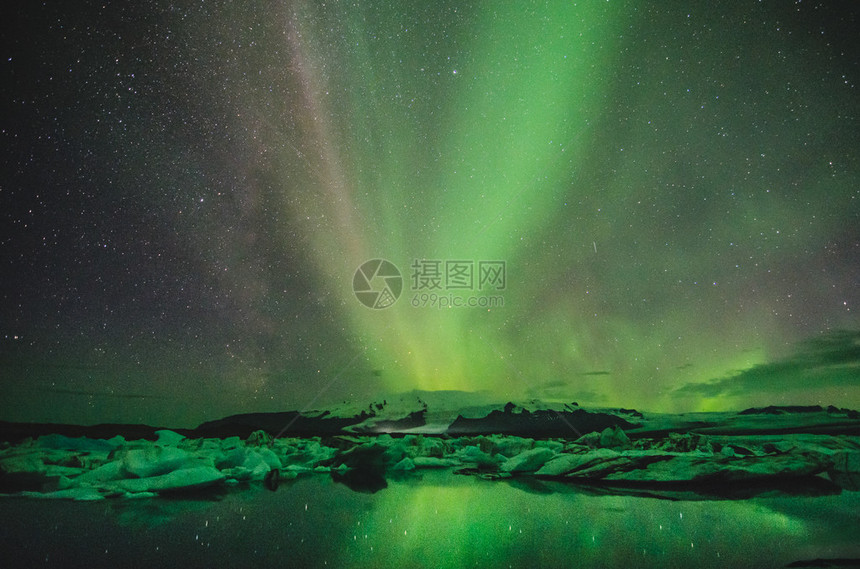 冰岛湖上空的北极光图片