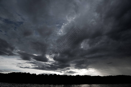 有背景的乌云雷雨前的乌云背景图片