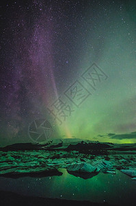 冰岛湖上空的北极光图片