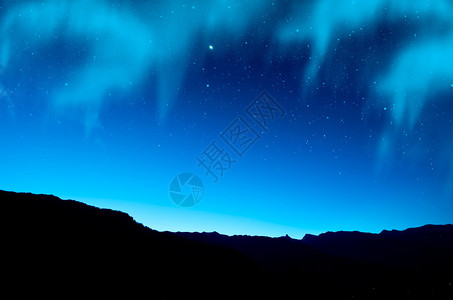 山上的星和北极光图片