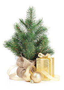 带有装饰品和礼品盒的小圣诞树图片