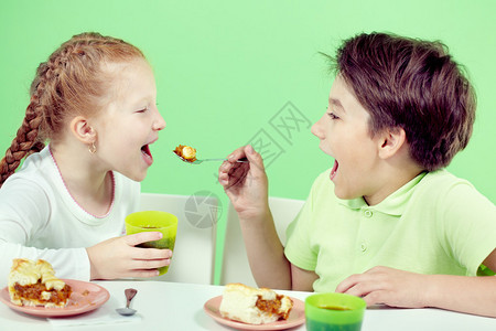 两个小孩吃派喝茶两图片