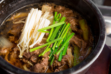韩国料理一碗牛肉汤图片
