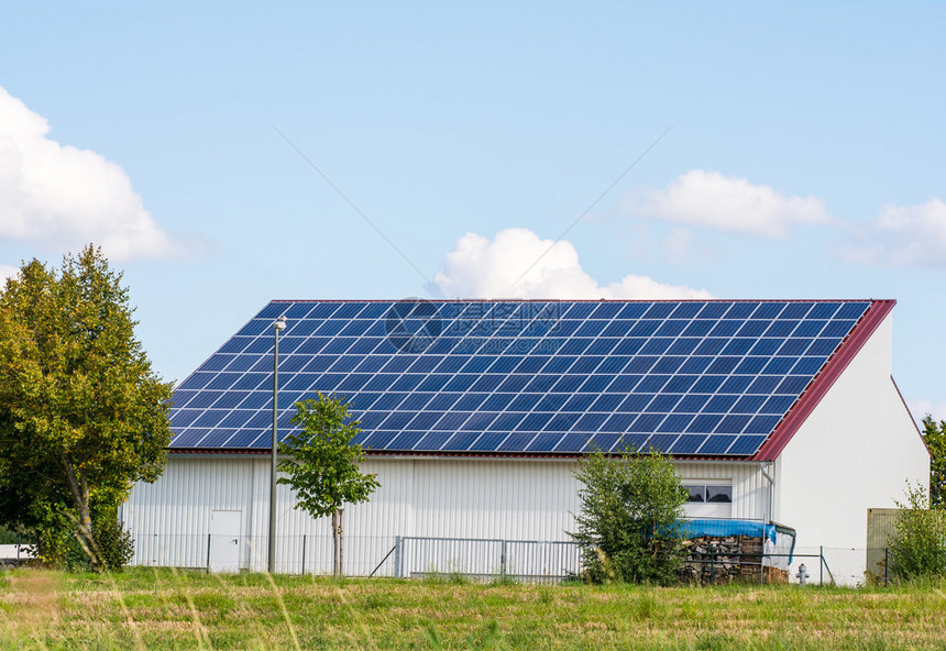 绿色能源农业建筑屋顶上有太阳能集热图片