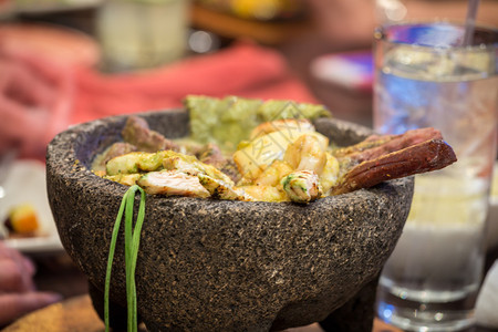 用石碗盛装的墨西哥食物图片