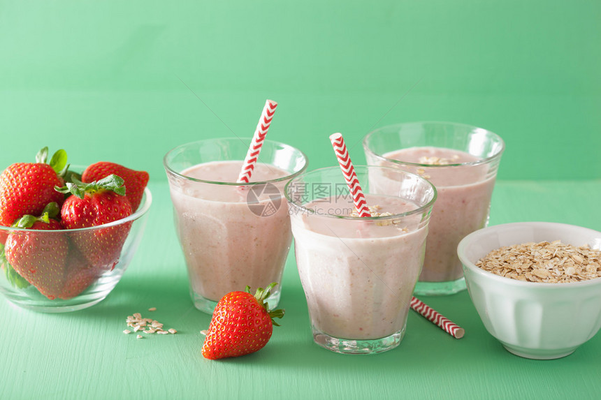 玻璃杯中的健康草莓燕麦奶昔图片