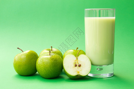 新鲜绿色苹果酸奶饮料四周图片