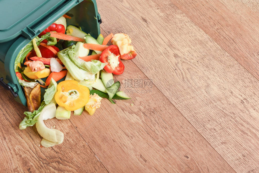 来自厨房的食物垃圾通过在家中的堆肥箱回收图片