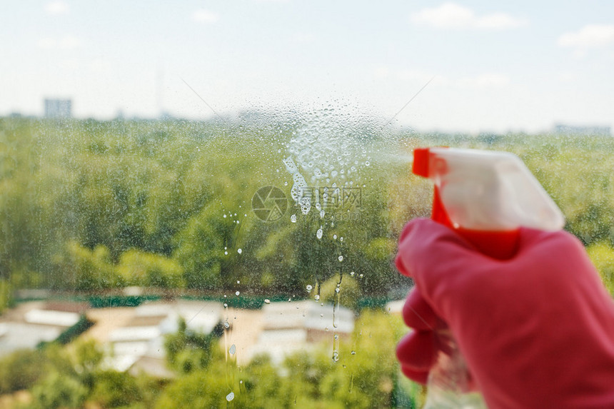 冲洗家用窗户从玻璃上喷洒瓶子图片