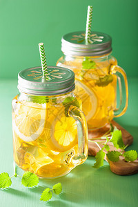 梅森罐装柠檬和梅丽莎冰茶背景图片