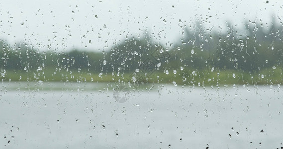 窗外下雨的窗景图片