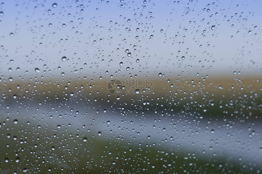 窗外自然景观外玻璃上有雨滴的窗口图片