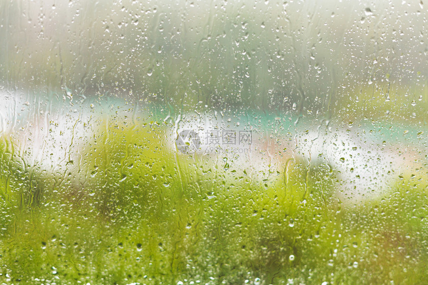 窗外的雨夏日窗玻璃上的雨滴图片