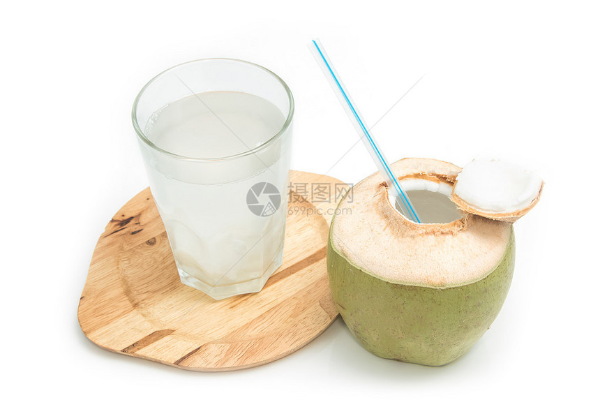 新鲜椰子饮料与白色背景上的年轻椰子图片