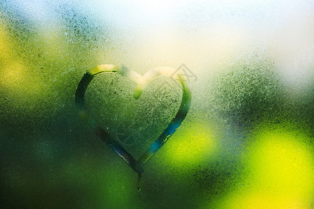 水滴春雨汗水玻璃上的铭文爱与心图片