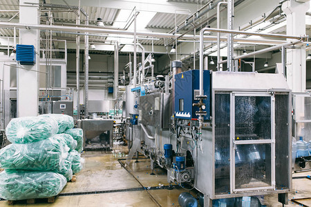 装瓶厂用于加工和将纯矿物碳酸水装瓶成的高清图片