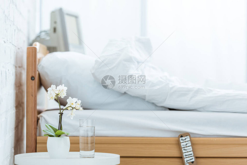 医院病房里的空床和一杯水图片