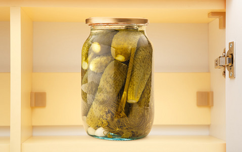 玻璃罐中的腌黄瓜特写图片