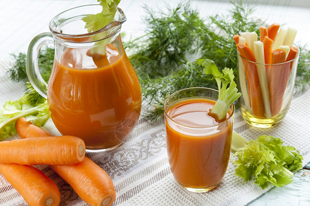 新鲜胡萝卜果汁有胡萝卜菜和图片