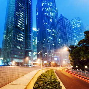 在上海新的浦东银行和商业区横跨旧城黄浦河的顶楼大图片