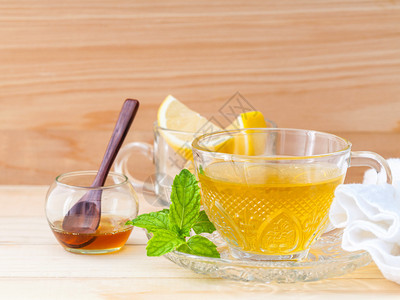 杯草药茶鲜绿色薄荷蜂蜜和背景图片
