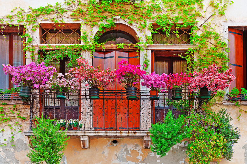 带阳台的意大利窗户用鲜花装饰图片