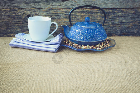 杯热茶和壶带有Instagra图片