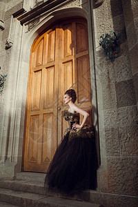 穿着晚装穿晚礼服的美女在老宫殿附近游荡沃龙佐夫背景图片