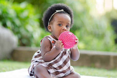 一个非洲裔美国人婴儿在户外玩具的肖像图片
