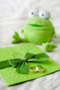 结婚戒指是盛宴的绿色邀请函图片