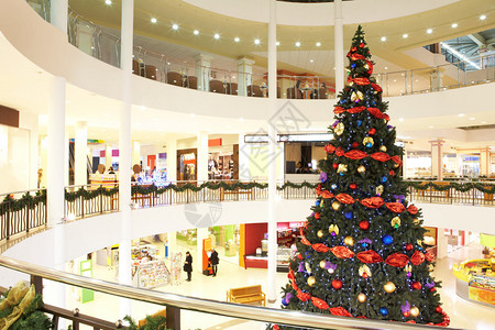 商场大装饰圣诞树的形象图片