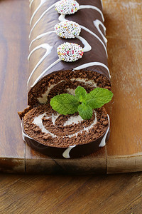 木板上的香草奶油巧克力蛋糕卷图片