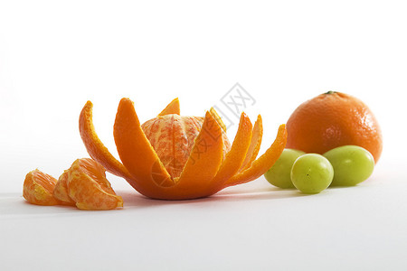 白色背景上的橙子和葡萄图片