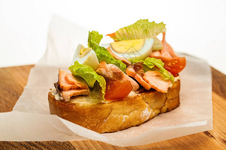 鲑鱼三明治与蔬菜和熏鱼结合图片